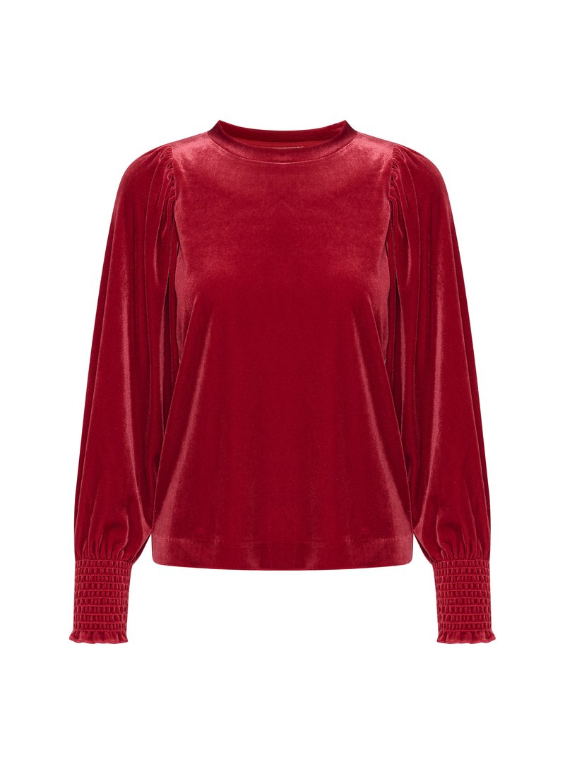 Rote Samtbluse mit langen Ärmeln, hohem Kragen, gerafften Schultern und gesmokten Manschetten. Die glatte Textur verstärkt die satte Farbe.