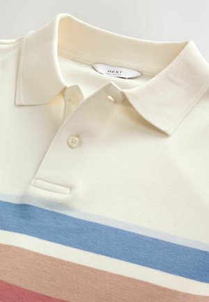 Kermanpainen polo-paita, jossa on kaulus ja kolmonen nappeja. Ominaisuuksia vaaleansiniset, vaaleanpunaiset ja tummanpunaiset vaakasuorat raidat. Pehmeä tekstuuri.