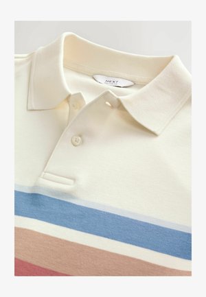 Kermanpainen polo-paita, jossa on kaulus ja kolmonen nappeja. Ominaisuuksia vaaleansiniset, vaaleanpunaiset ja tummanpunaiset vaakasuorat raidat. Pehmeä tekstuuri.