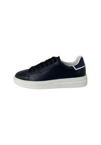 Sneaker in pelle blu navy con suola in gomma bianca, punta tonda e lacci neri. Presenta dettagli in contrasto sul tallone e una marcatura a caldo.