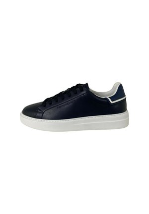 Sneaker in pelle blu navy con suola in gomma bianca, punta tonda e lacci neri. Presenta dettagli in contrasto sul tallone e una marcatura a caldo.