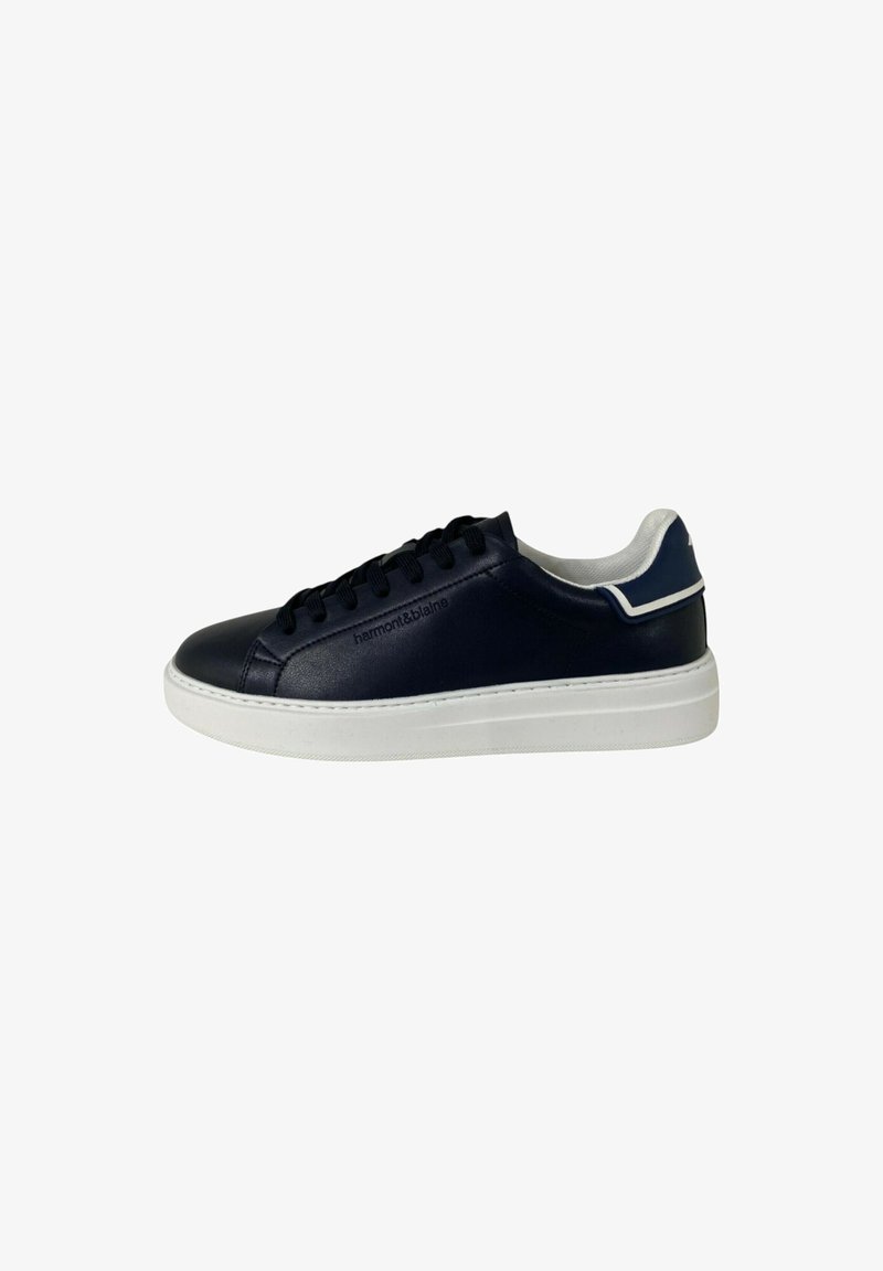 Sneaker in pelle blu navy con suola in gomma bianca, punta tonda e lacci neri. Presenta dettagli in contrasto sul tallone e una marcatura a caldo.