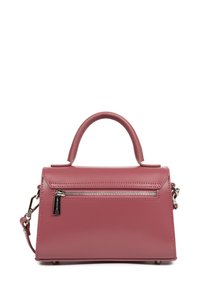 Borsa a tracolla in pelle rosa con design strutturato, manico superiore, tracolla staccabile e tasca frontale con zip. Texture liscia e hardware minimale.