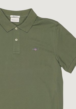 Polo GANT verde oliva con cuello, dos botones, mangas cortas y pequeño logo bordado en el pecho izquierdo.