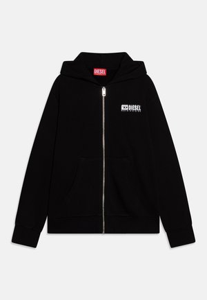Felpa nera con zip, dotata di due tasche frontali e polsini a costine. Piccolo logo bianco "DIESEL" sul lato sinistro. Texture del tessuto morbida.