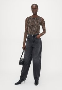 Leopard-print long-sleeve bodysuit, high-waisted dark grey jeans, black pointed-toe heels, and small black handbag. Smooth fabric, relaxed fit.