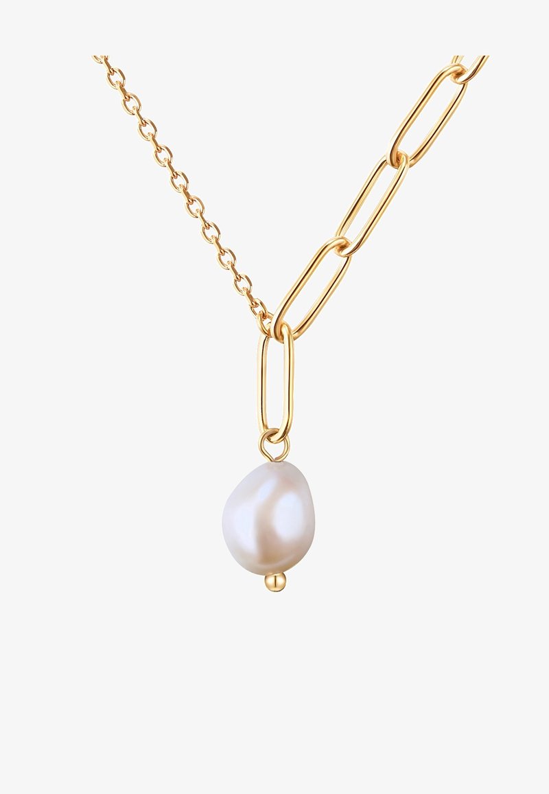 Guld kæde med forlængerede led og en enkelt uregelmæssig perlecharme, der viser en glat, skinnende overflade og naturlig tekstur.