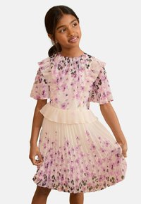 Blumendruckkleid mit plissiertem Rock, kurzwelligen Rüschenärmeln und einem taillierten Oberteil in zartem Rosa mit lila und schwarzen Akzenten.
