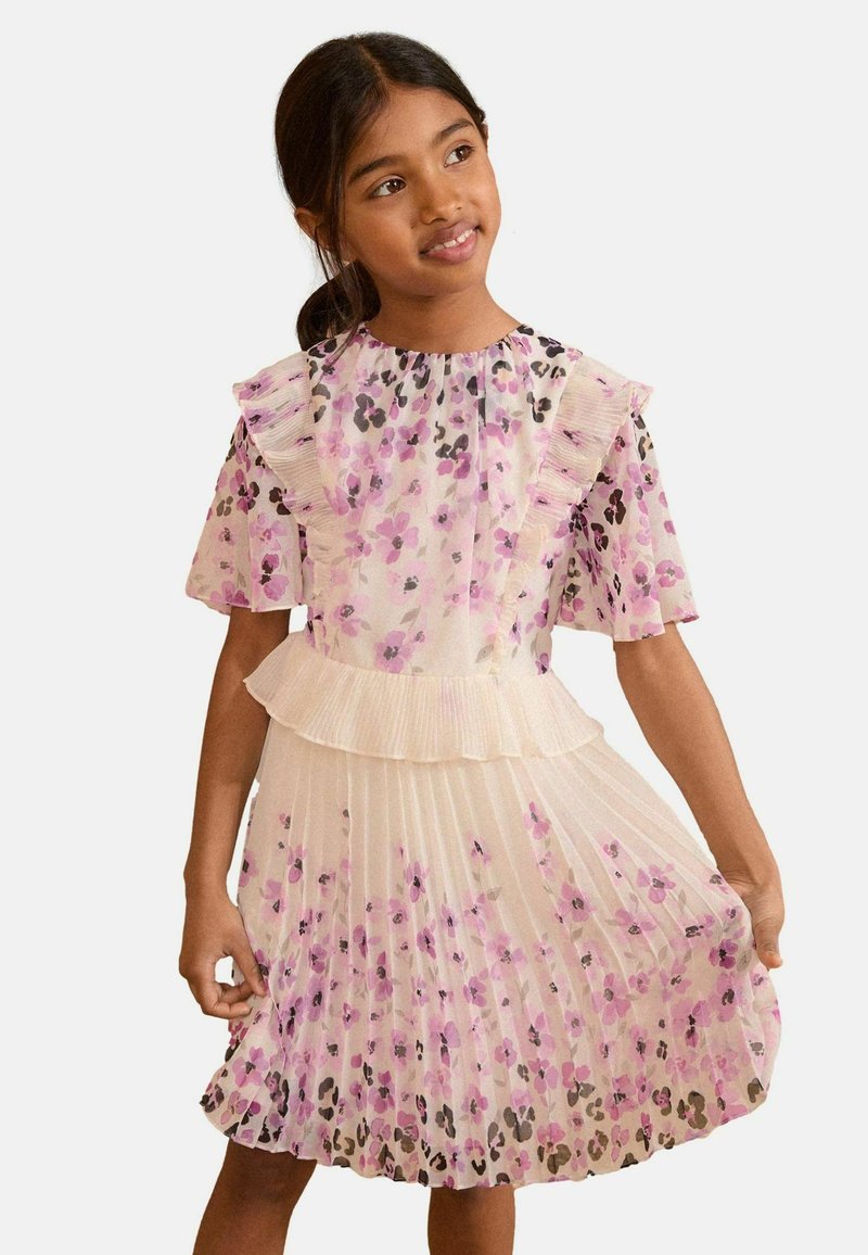 Blumendruckkleid mit plissiertem Rock, kurzwelligen Rüschenärmeln und einem taillierten Oberteil in zartem Rosa mit lila und schwarzen Akzenten.