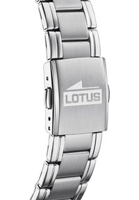 Pulsera de reloj de acero inoxidable plateado con un acabado cepillado. El cierre cuadrado presenta el logotipo grabado "LOTUS" y un diseño de eslabones estilizado.
