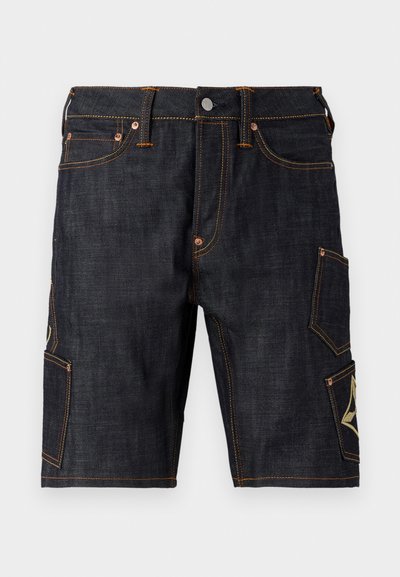 Pantaloni corti in denim scuro con taglio dritto, caratterizzati da cuciture arancioni a contrasto, cinque tasche e una tasca cargo con un emblema.