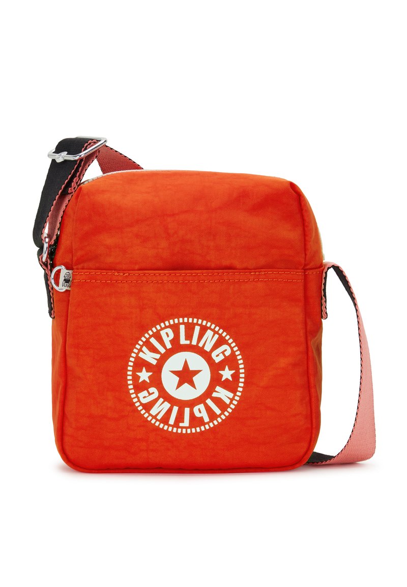 Sac bandoulière orange avec une texture, arborant un logo circulaire blanc avec une étoile, une bandoulière réglable et une poche zippée à l'avant.