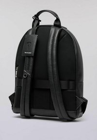 Zaino nero con finitura a texture, dotato di spallacci imbottiti, maniglia superiore e tasca laterale con zip. Materiali lisci e durevoli.