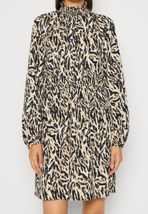 Langärmliges Kleid mit hohem Raffungsausschnitt, das mit einem beige-schwarzen abstrakten Tierdruckmuster versehen ist. Leichter Stoff mit lockerer Passform.