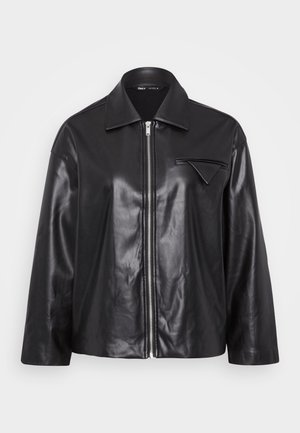 Jachetă din piele neagră cu guler, fermoar în față și un singur buzunar pe piept. Are o textură netedă și un design ușor supradimensionat.