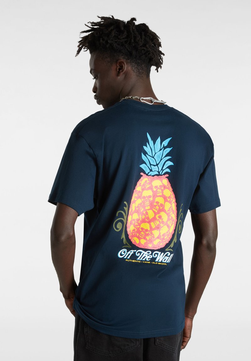 Granatowa koszulka z dużym, stylizowanym motywem ananasa w żółtym i niebieskim kolorze, z misternymi wzorami czaszek i logo "Off The Wall".