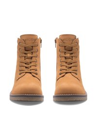 Divas brūnganas atsaistāmās potītes zābakus ar izturīgām brūnām zoliņām, skatīts no priekšpuses uz baltā fona.