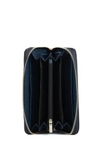 Portafoglio zip blu navy con un esterno texture, hardware color oro, svariati scomparti per carte e un compartimento centrale con zip per le monete.