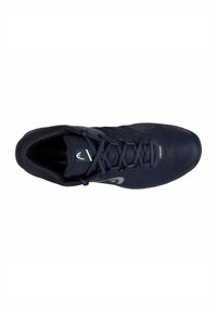 Zapatilla deportiva navy con parte superior de malla, acabado texturizado, punta redonda, diseño de cordones y un acento de logo en el lateral.