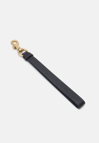 Eslabón de llavero de cuero negro con un acabado texturizado, que presenta un clip y un anillo de metal en tono dorado. Diseño simple y funcional.