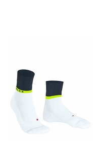 Calzini sportivi bianchi con polsini a costine grigio scuro, caratterizzati da una striscia gialla neon e un dettaglio del logo rosso di lato. Design corto, alla caviglia.