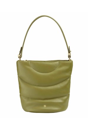 Sac seau en cuir vert olive avec des détails de couture courbés et une seule poignée ajustable. Présente un logo subtil en doré.