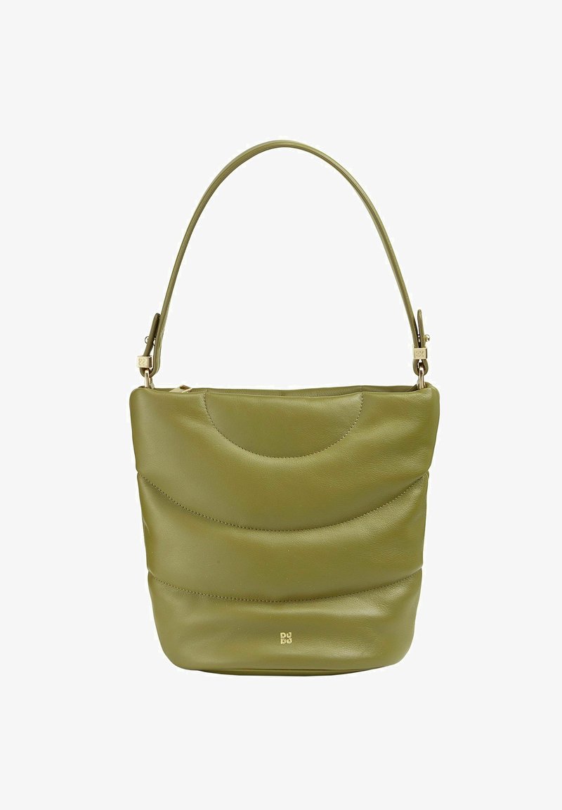 Borsa a secchiello in pelle verde oliva con dettagli di cucitura curvi e una singola maniglia regolabile. Caratterizzata da un logo sottile in oro.