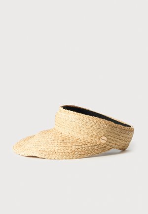 Visera de paja tejida beige con ala ancha y pequeña etiqueta redonda en la cinta sobre fondo liso.