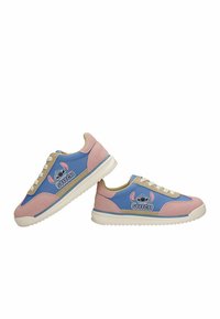 Baskets basses avec panneaux rose et bleu, semelles blanches, lacets beiges, et un graphisme du personnage Stitch sur les côtés.