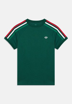 Maglietta verde a maniche corte in cotone, con dettagli a strisce bianche, rosse e verdi sulle spalle e un piccolo logo bianco sul petto.