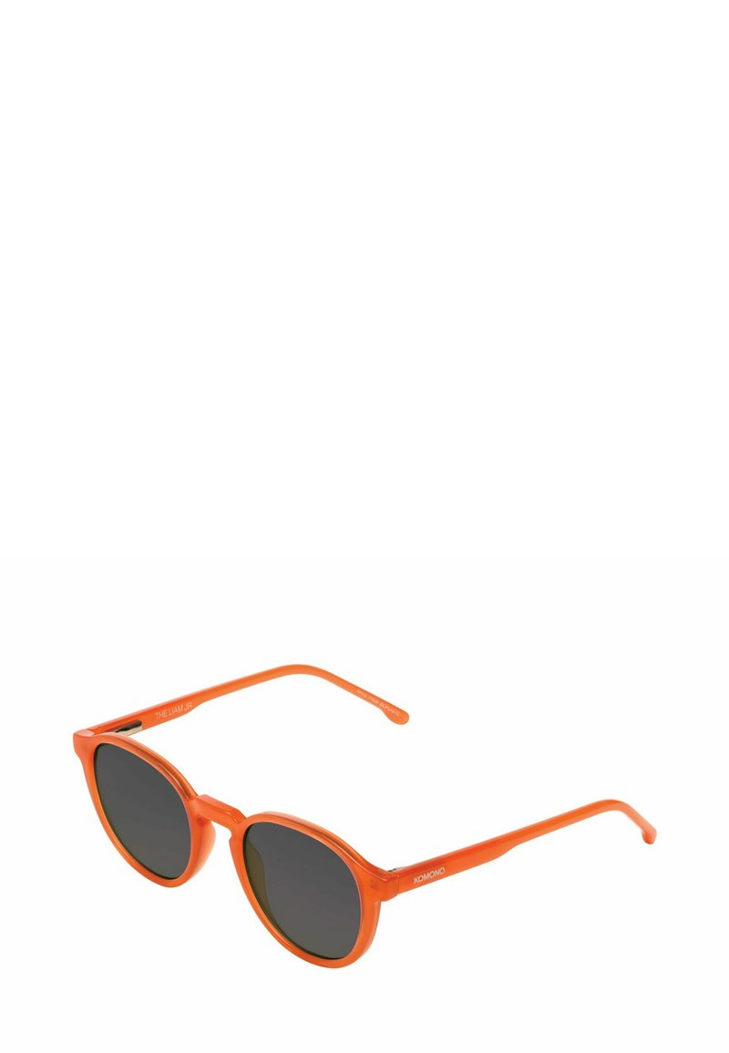 Lunettes de soleil à monture ronde avec des bords en plastique translucide orange et des verres teintés sombres, vue en angle sur fond blanc.