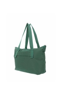 Sac fourre-tout rectangulaire en tissu vert avec deux bretelles épaules et une fermeture éclair sur le dessus, sur fond blanc.