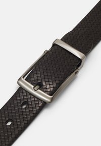 Schwarzer gewebter Lederbelt mit einer silbernen rechteckigen Schnalle und mehreren Einstelllöchern zur Größenanpassung. Glatte Textur.