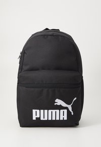 Čierny batoh vyrobený z textúrovanej tkaniny, s prednou zipsovou vreckom a veľkým bielym logom Puma na dolnej prednej strane. Zaoblený vrchný dizajn.