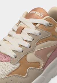 Καφέ, μπέζ και ροζ αθλητικό παπούτσι Wrangler με υφασμένα λευκά κορδόνια και επάνω μέρος από μεικτό υλικό, με κοντινή λήψη των λεπτομερειών από το πλάι και επάνω.