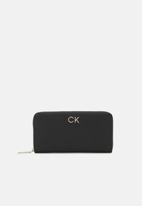 Svart läderplånbok med en strukturerad yta, som har en guld "CK"-logotyp på framsidan och ett blixtlås längs kanten.