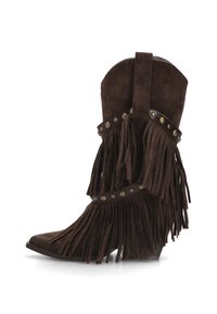 Botín de ante marrón con detalle de flecos, adornos de tachuelas, punta puntiaguda y tacón cuña. Textura suave y elementos decorativos que realzan el diseño.