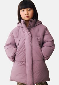 Lilla värvitud jope kapuutsiga, millel on kõrge krae, tõmblukuga sulgur ja küljetaskud. Kangas tundub pehme ja isoleeritud.