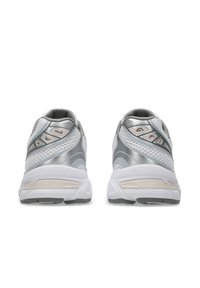 Herrarskor för löpning med ovandel i nät i silver och vitt, med texturerade detaljer och en vadderad krage för komfort. Gummisulor.