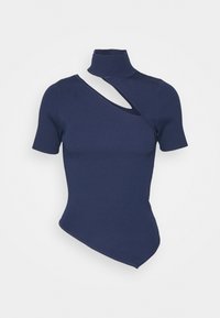 Mörkblå randig kortärmad topp med en asymmetrisk utskärning, ståkrage och en något rundad nederkant.