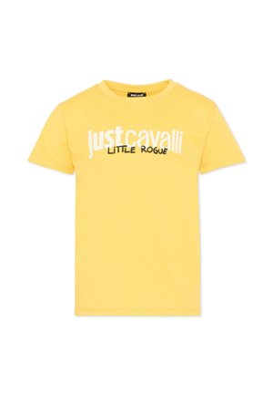 Geel T-shirt met korte mouwen met "Just Cavalli" in grote witte letters en daaronder in kleinere zwarte letters "Little Rogue" op de voorkant.