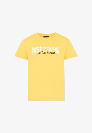 Żółta koszulka z krótkim rękawem z dużym napisem „Just Cavalli” w białych literach oraz mniejszym czarnym napisem „Little Rogue” poniżej z przodu.