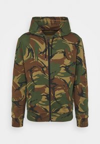 Sudadera con cremallera de camuflaje en verde, marrón y negro; cuenta con capucha ajustable con cordón, bolsillos frontales y puños acanalados. Fabricada en una suave mezcla de algodón.