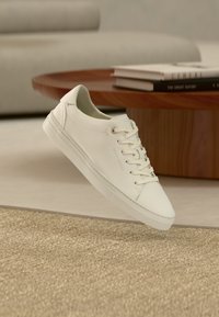 Επιλέχθηκε, white