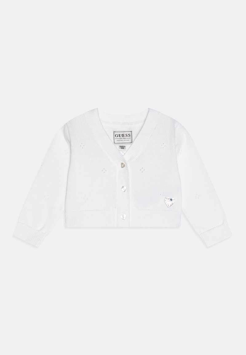 Cardigan tricoté blanc avec des manches longues, en V, orné de motifs en forme de cœur et de boutons en forme de cœur. Motif texturé subtil sur l'ensemble.