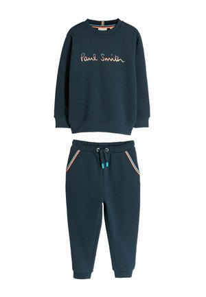 Mörkblå bomullströja med "Paul Smith" broderat i ljusrosa, tillsammans med matchande joggers med färgglada sidodekorationer och fickor.