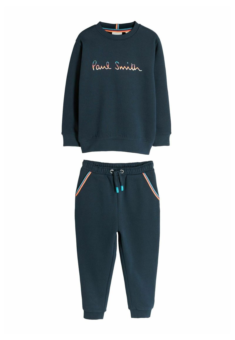 Námornícky modrý bavlnený sveter s vyšitým nápisom "Paul Smith" v svetloružovej farbe, doplnený o zodpovedajúce jogger nohavice s farebnými bočnými akcentmi a vreckami.