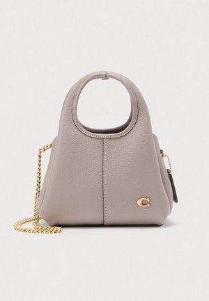 Graue Lederhandtasche mit rundem oberen Griff, goldener Kettenriemen und eingeprägtem Logo. Strukturierte Oberfläche mit klarer Form.