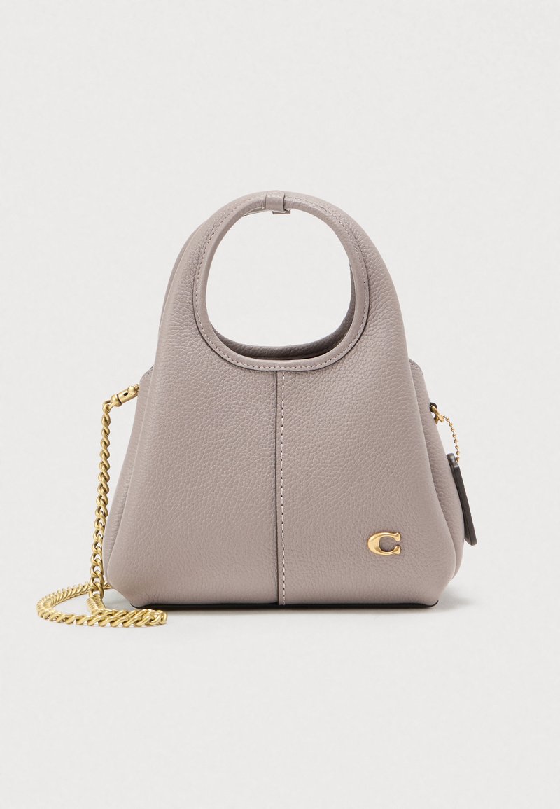 Sac à main en cuir gris avec une poignée supérieure arrondie, une bandoulière chaîne dorée et un logo embossé. Surface texturée avec une forme structurée.