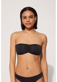 Czarny biustonosz bikini typu bandeau z marszczonym wykończeniem na środku, w zestawie z dopasowanym dołem typu low-rise. G�ładki materiał i minimalistyczny styl.